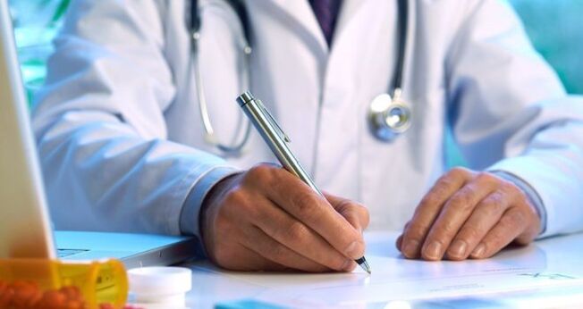 Liječnik propisuje liječenje pacijentu s parazitima ispod kože